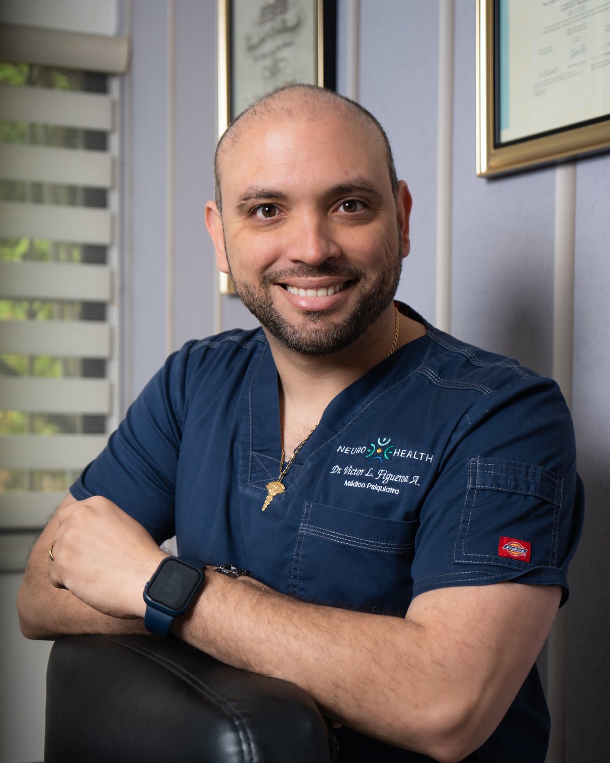 Dr. Víctor L. Figueroa A., médico psiquiatra, en su consultorio en Neurohealth